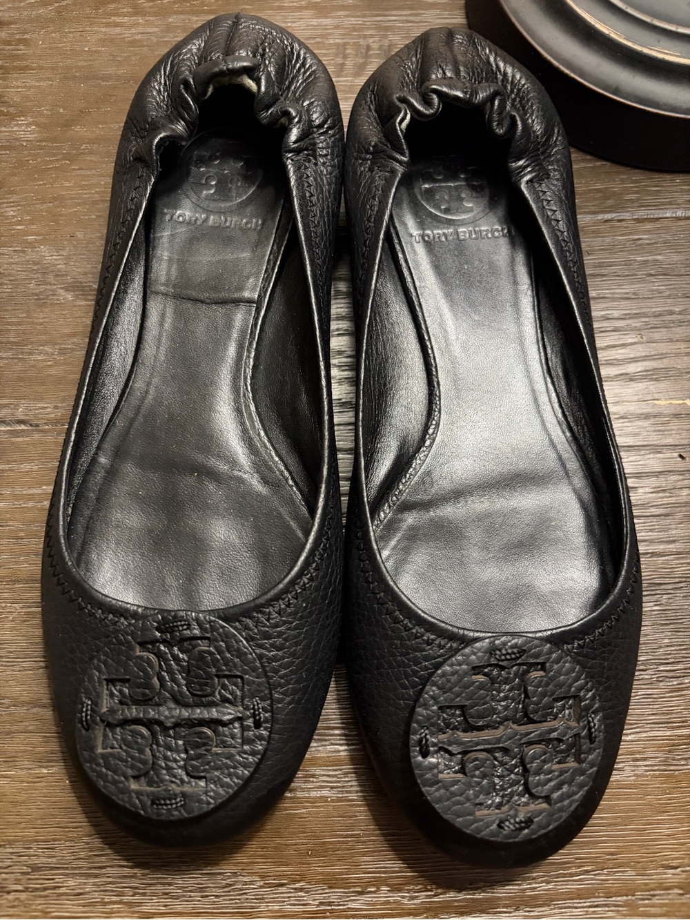 Tory Burch Riviera Black Pebbled Leather Logo Ballet Flats - Picture 2 of 8